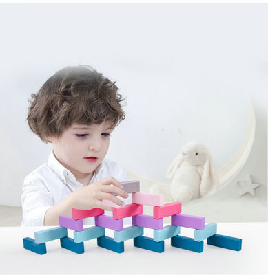 Η ισορροπία 48pcs χρωμάτισε τα ξύλινα εκπαιδευτικά παιχνίδια ουράνιων τόξων ντόμινο συσσωρευμένα φραγμοί