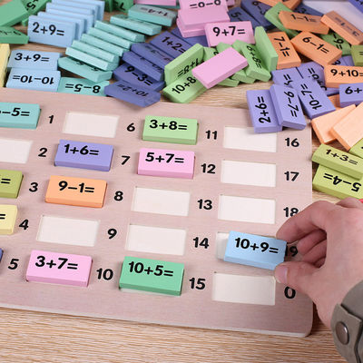 Μαθηματικά 4.5cm ξύλινοι φραγμοί Montessori Math φραγμών ντόμινο