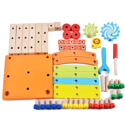 Montessori παιχνίδι εδρών παιδιών με βασισμένο στο νερό που χρωματίζεται ξύλινο