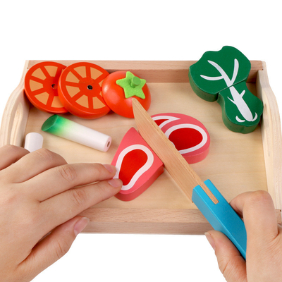 Η κουζίνα Montessori προσποιείται το παιχνίδι για τα παιδιά που κόβουν τα φρούτα Vegeta