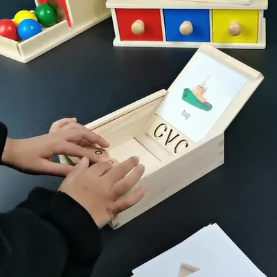 Η ξύλινη ανάγνωση Montessori εμποδίζει την περιστρεφόμενη εκμάθηση αλφάβητου περιστροφής επιστολών