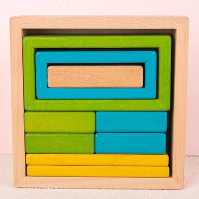 Ξύλινοι να τοποθετηθεί στοιβαχτών φραγμοί Montessori γρίφων που συσσωρεύουν το παιχνίδι για τον παιδικό σταθμό