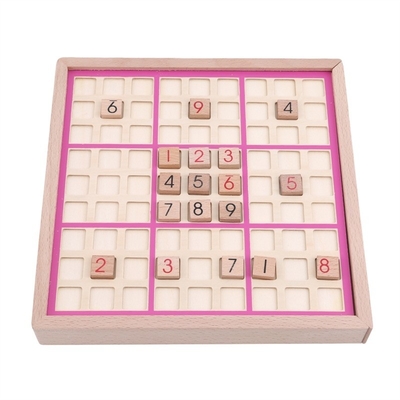 Διεθνείς ελεγκτές οξιών σκακιού Sudoku παιδιών που διπλώνουν τον πίνακα παιχνιδιών
