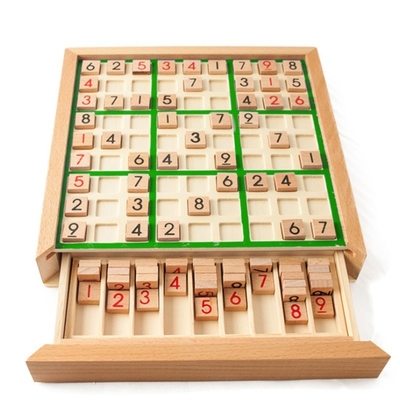 Διεθνείς ελεγκτές οξιών σκακιού Sudoku παιδιών που διπλώνουν τον πίνακα παιχνιδιών
