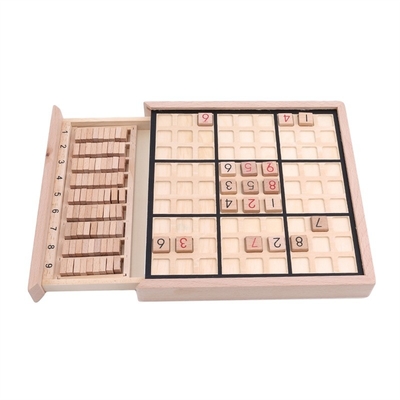 Διεθνείς ελεγκτές οξιών σκακιού Sudoku παιδιών που διπλώνουν τον πίνακα παιχνιδιών