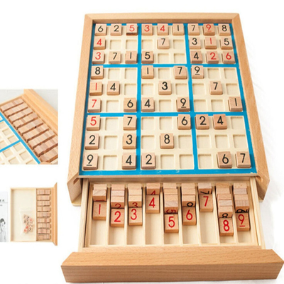 Διεθνείς ελεγκτές οξιών σκακιού Sudoku παιδιών που διπλώνουν τον πίνακα παιχνιδιών