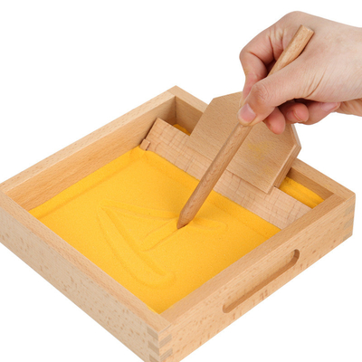 Ομιλία Montessori κιβωτίων ζωγραφικής άμμου που διδάσκει τα εκπαιδευτικά παιχνίδια